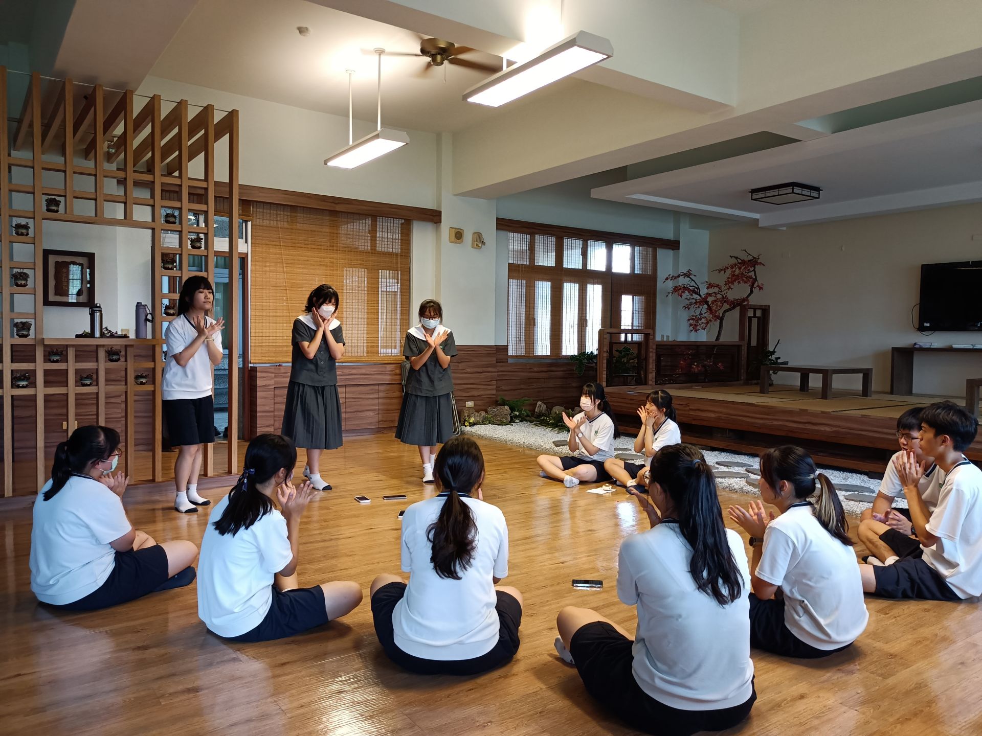 高二隊輔學長、學姊早在活動前一周,就利用每天中午的時間集合練習帶動跳曲目。