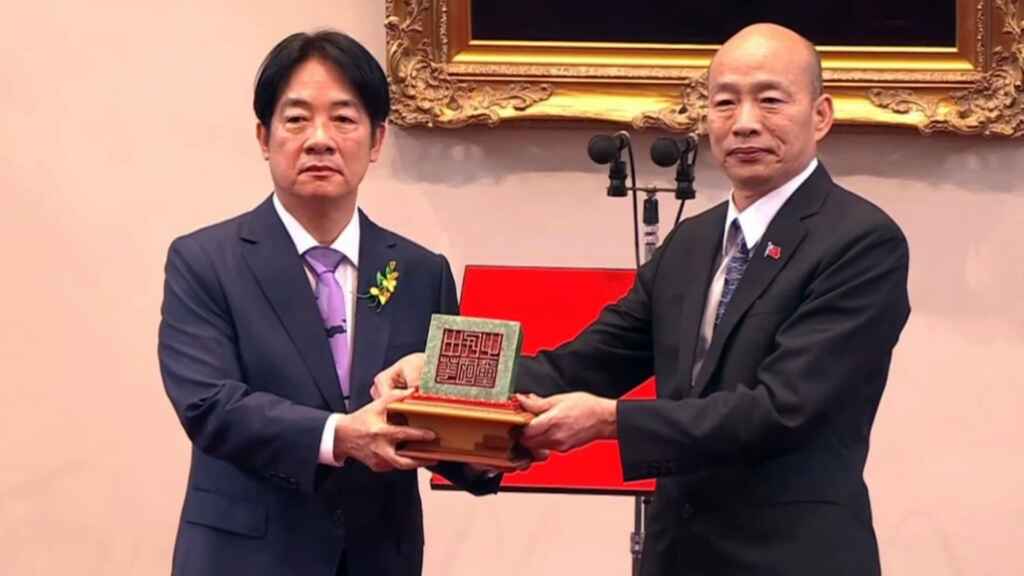 ▲賴清德和蕭美琴正式成為中華民國第十六任總統和副總統,立法院長韓國瑜依序授與賴總統「中華民國之璽」、「榮典之璽」、「總統之印暨總統之章」。(總統府提供)