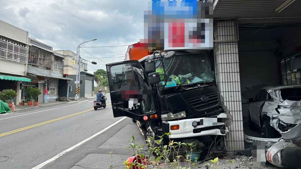 ▲彰化縣芬園鄉彰南路四段37號附近,一輛飼料車疑似閃車加上逆光,失控衝撞上民宅,波及1自小客2機車,釀1傷送醫。(民眾提供 )