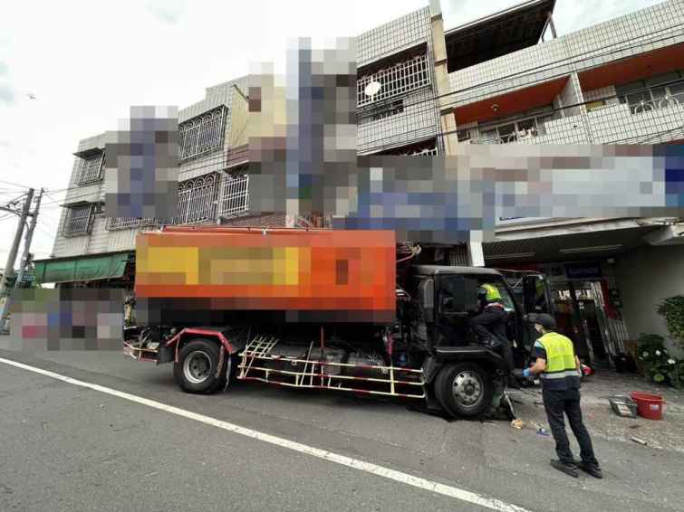 ▲彰化警消獲報派員趕往處理，消防隊使用破壞工具將飼料車駕駛救出，經檢視無生命危險並送醫救治。（民眾提供）