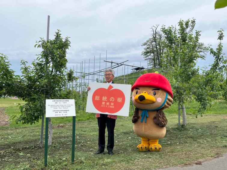 ▲為紀念臺南市與弘前市友誼歷程，促進兩市進一步發展，弘前市決定將臺南訪問紀念植樹命名為「總統之樹」。（臺南市政府提供）