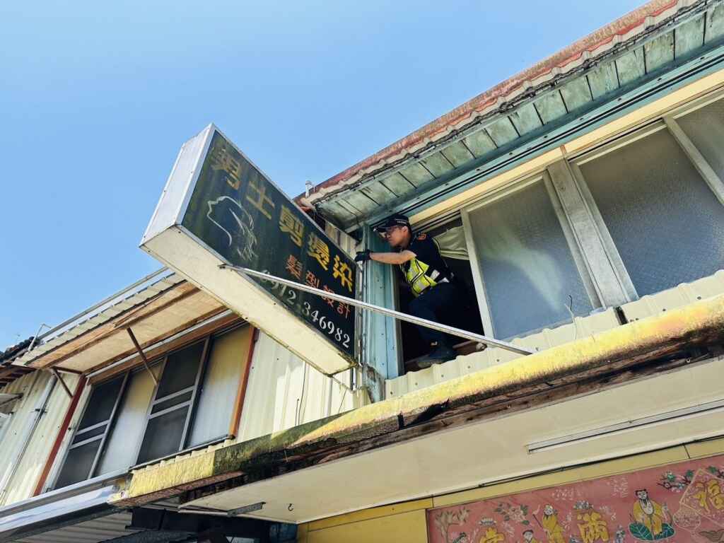 ▲幼貓受困2樓招牌上,苗警積極協助脫困。(苗栗縣政府提供)