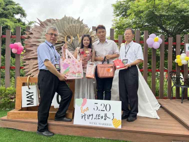▲登記新人獲贈台中市政府致贈的成家福袋及清水戶所專屬結婚小禮。（台中市民政局提供）