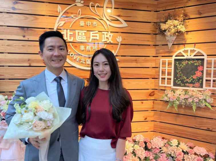 ▲前往北區戶所登記的新人綺綺與祥祥愛情長跑8年，選在520共結連理。（台中市民政局提供）