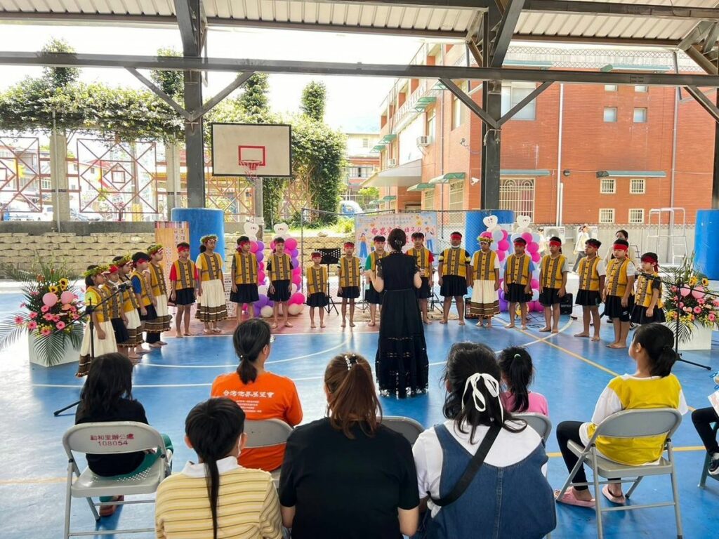 開場表演由高雄茂林國小魯凱歌謠隊帶來傳統古調。