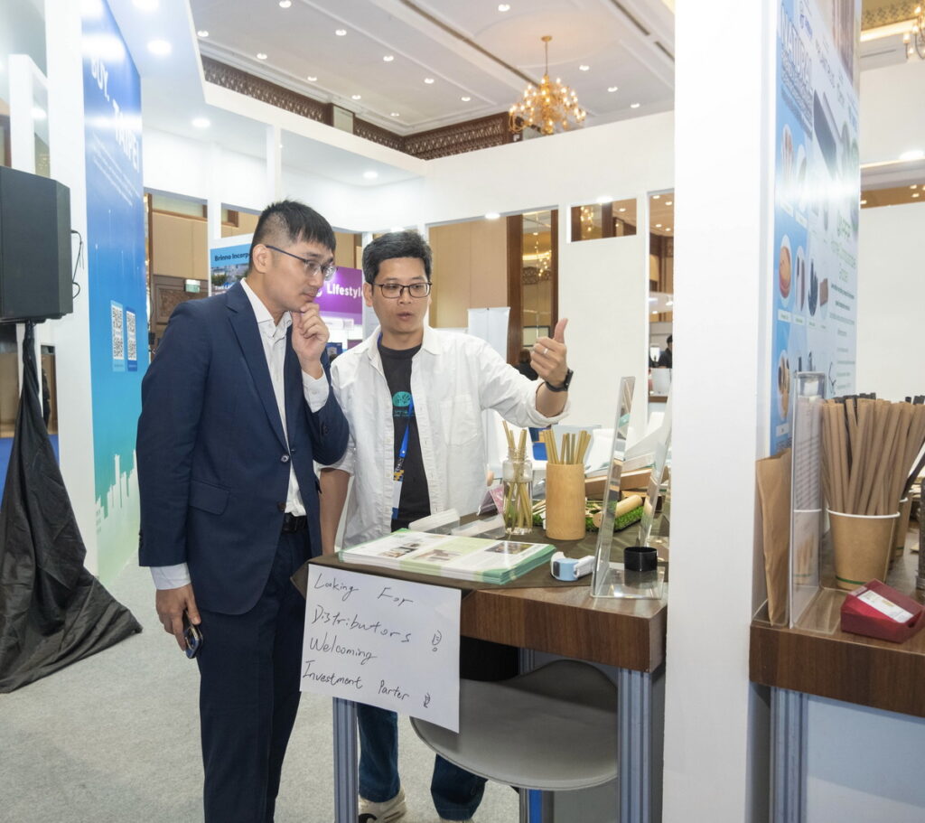 參展企業在展台與買主進行展品解說