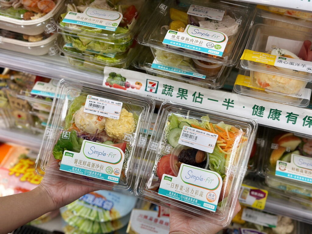 瞄準即將到來的旺季，為方便外食族就近補充一日蔬果，門市共販售多達10款沙拉商品，精選時令新鮮、全程高規格清洗與截切的蔬果搭配出多種風味沙拉