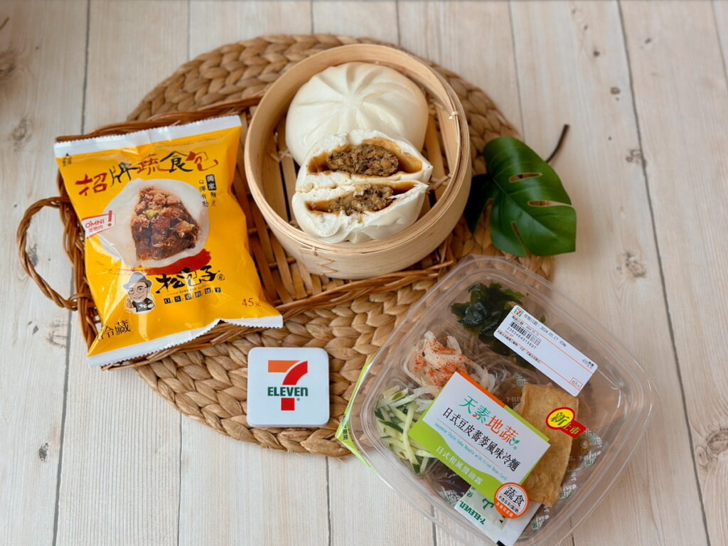 7-ELEVEN自有品牌「天素地蔬」則推出「日式豆皮蕎麥風味冷麵」、與知名包子專門店松包子合作推出「招牌蔬食包」