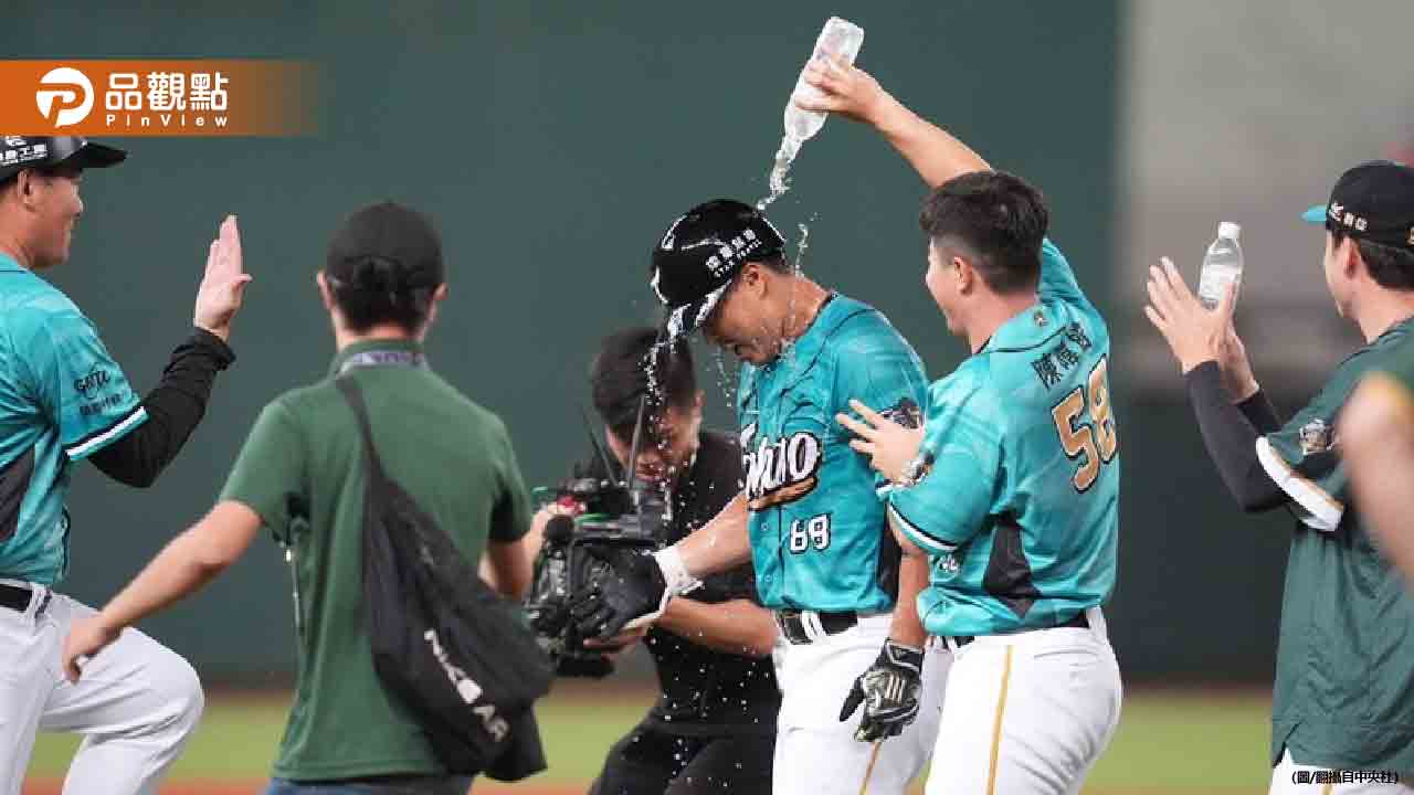 台鋼洋將魔鷹衝上球場理論 隊友想攔都攔不住！