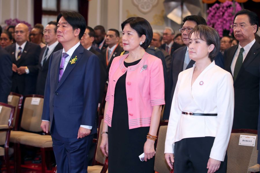 蕭美琴淚灑道別 蔡英文叮嚀吳玫如「妳會比較辛苦」 246 蕭美琴淚灑道別 蔡英文叮嚀吳玫如「妳會比較辛苦」 245