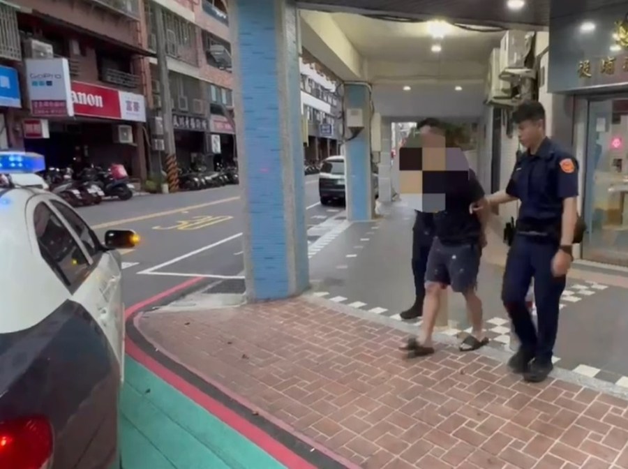 巷弄內違停 42歲毒品通緝男遇警盤查拔腿跑 227 cnews204240520a03