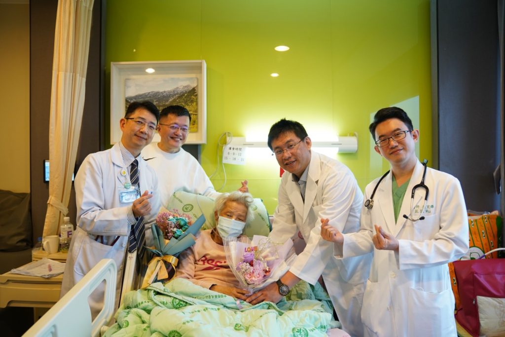86歲乳癌阿嬤心臟衰竭病危 鬼門關前走一回，（圖左前內科副院長劉俊廷。左後個案兒子林玉龍/右前加護病房吳宣鋒醫師/右後血液腫瘤科醫師蔡明宏）。（圖/記者林照東翻攝）