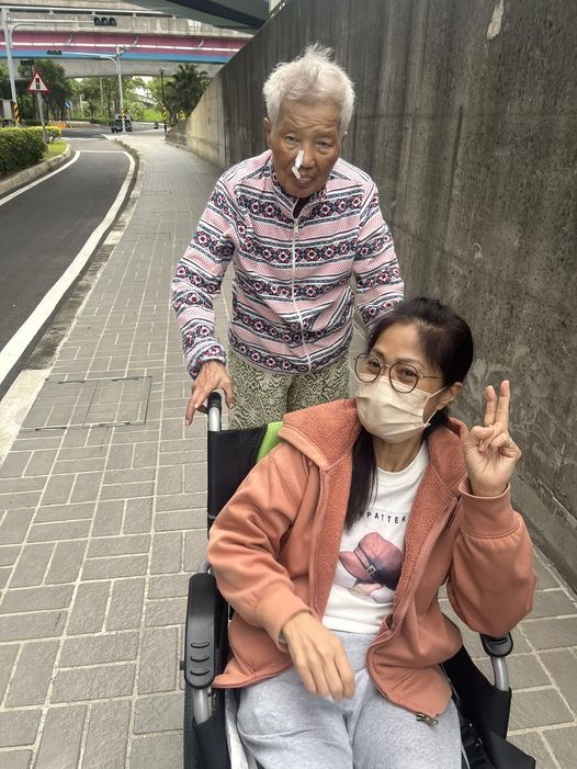 86歲乳癌阿嬤經中國醫藥大學新竹附設醫院診治已經康復出院。（圖/記者林照東翻攝）