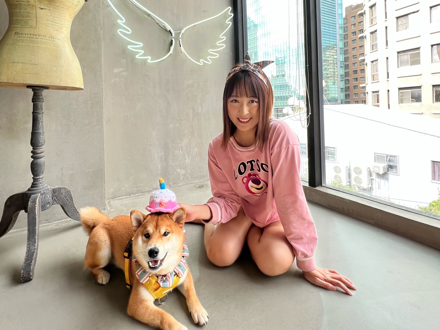 朋友來家中作客,寵物異味讓他們感到不適,讓你感到尷尬和無奈嗎?(圖/ IG 小樂寶rock宇宙提供)