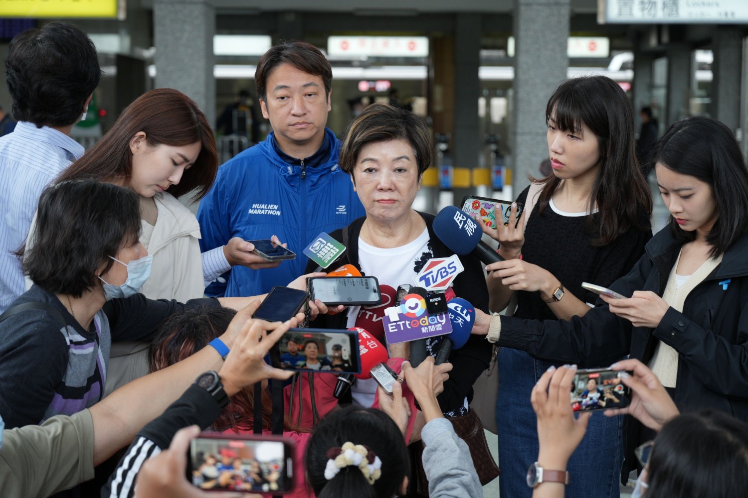 台積電慈善基金會張淑芬董事長在0403地震發生的第一時間帶領團隊,不畏餘震深入花蓮地震災區,承諾將以最實質的幫助支持災區復甦(台積電慈善基金會 提供)