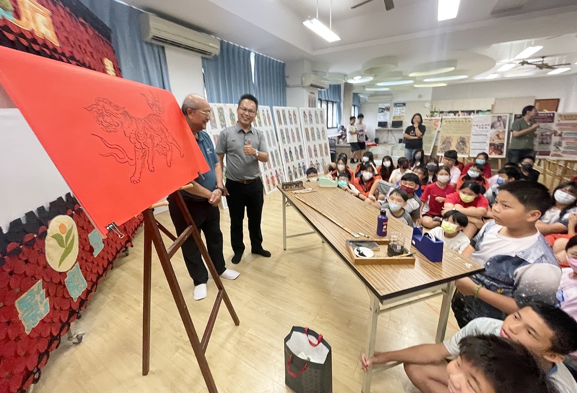 漾新聞|一場「門神」課串聯藝術國文英語與表演藝術 文府國中邀請81歲大師攜手師生彩繪門神