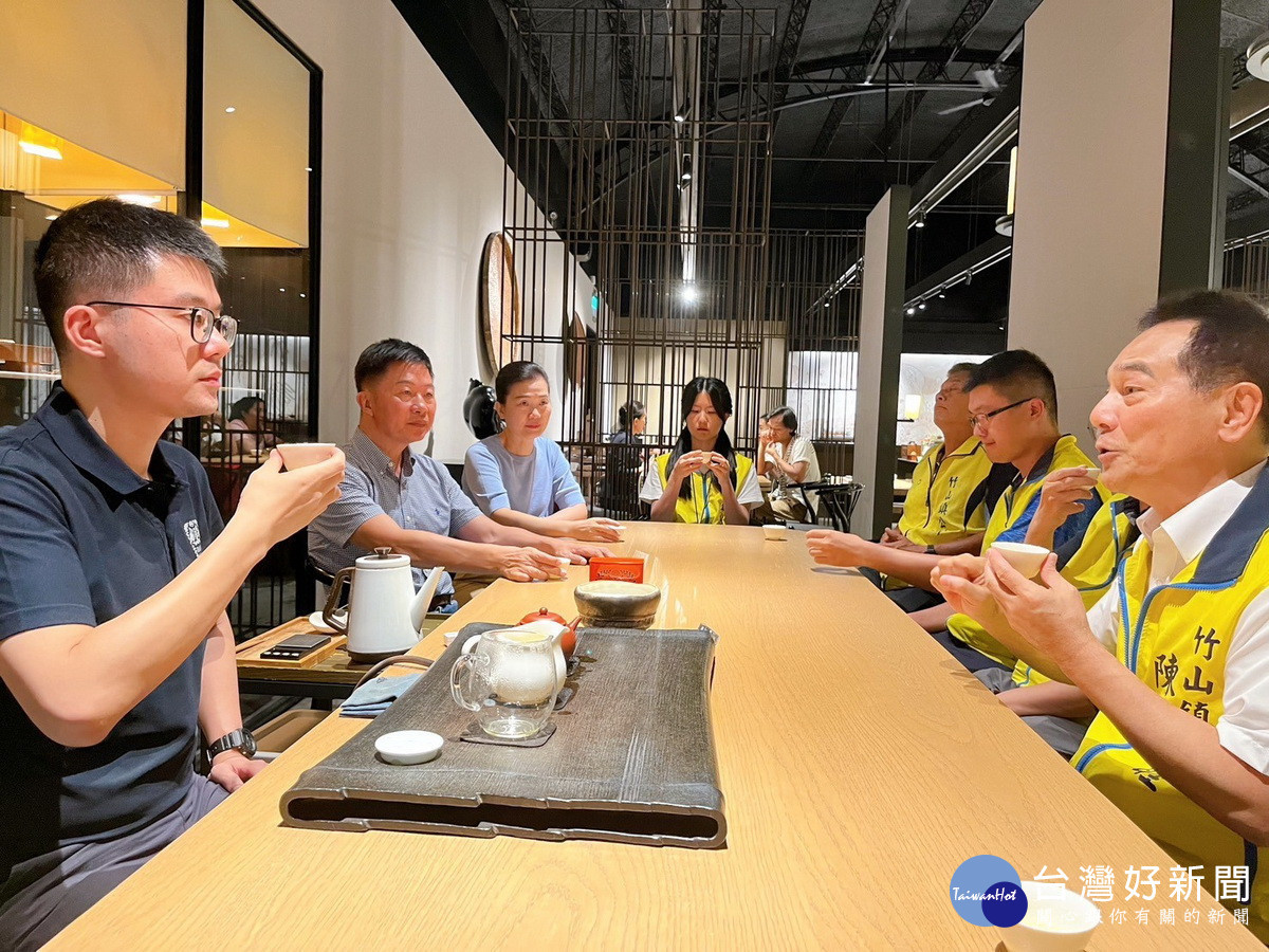 陳鎮長到茶家品好茶嘉許年輕有為茶農。(竹山公所提供)