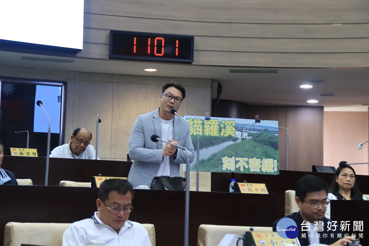 簡千翔議員請縣府與三河局協調整治貓羅溪。(記者扶小萍攝)
