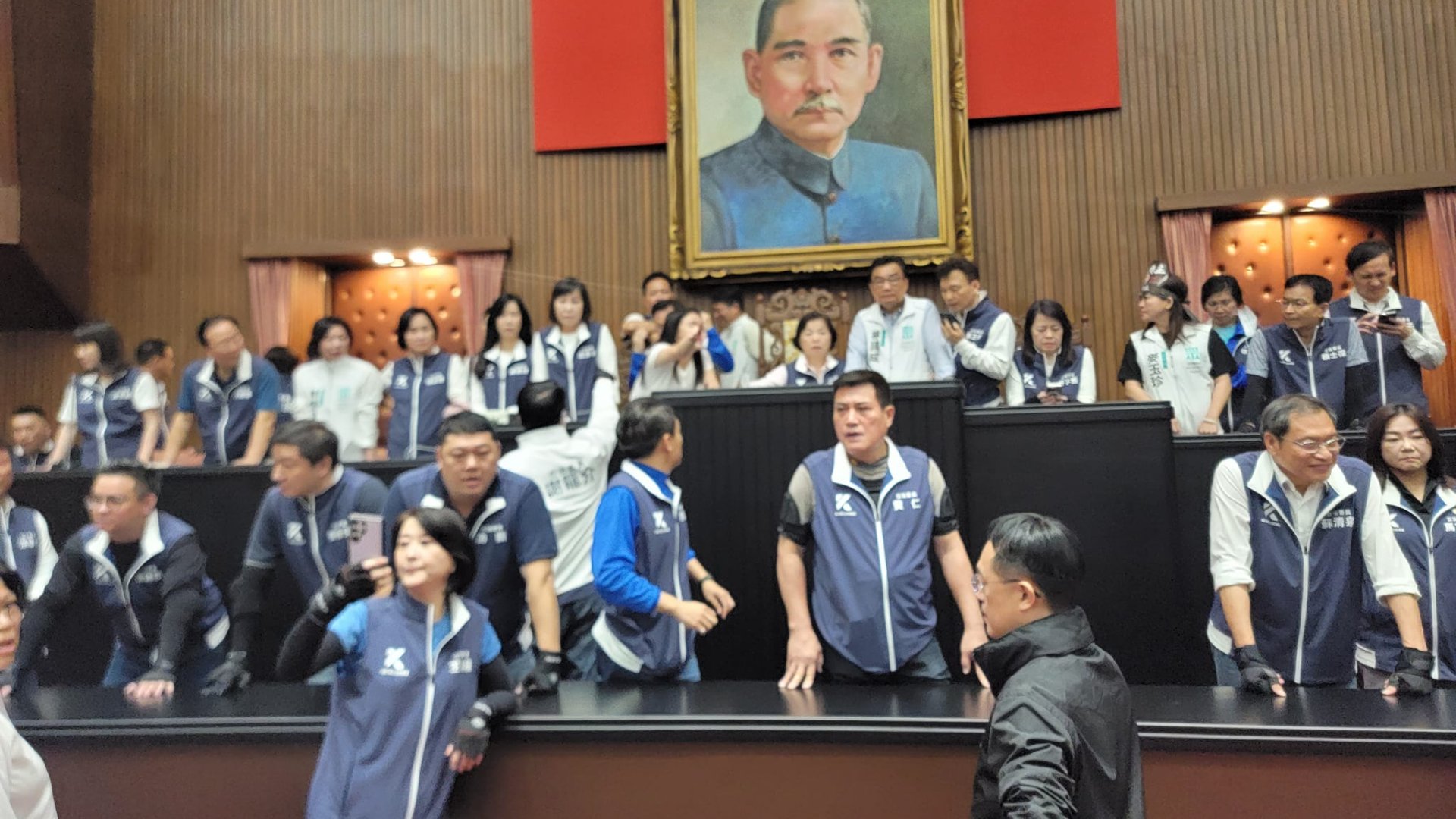 多名國民黨立委21日穿戴護具,出席立法院院會。翻攝羅美玲臉書