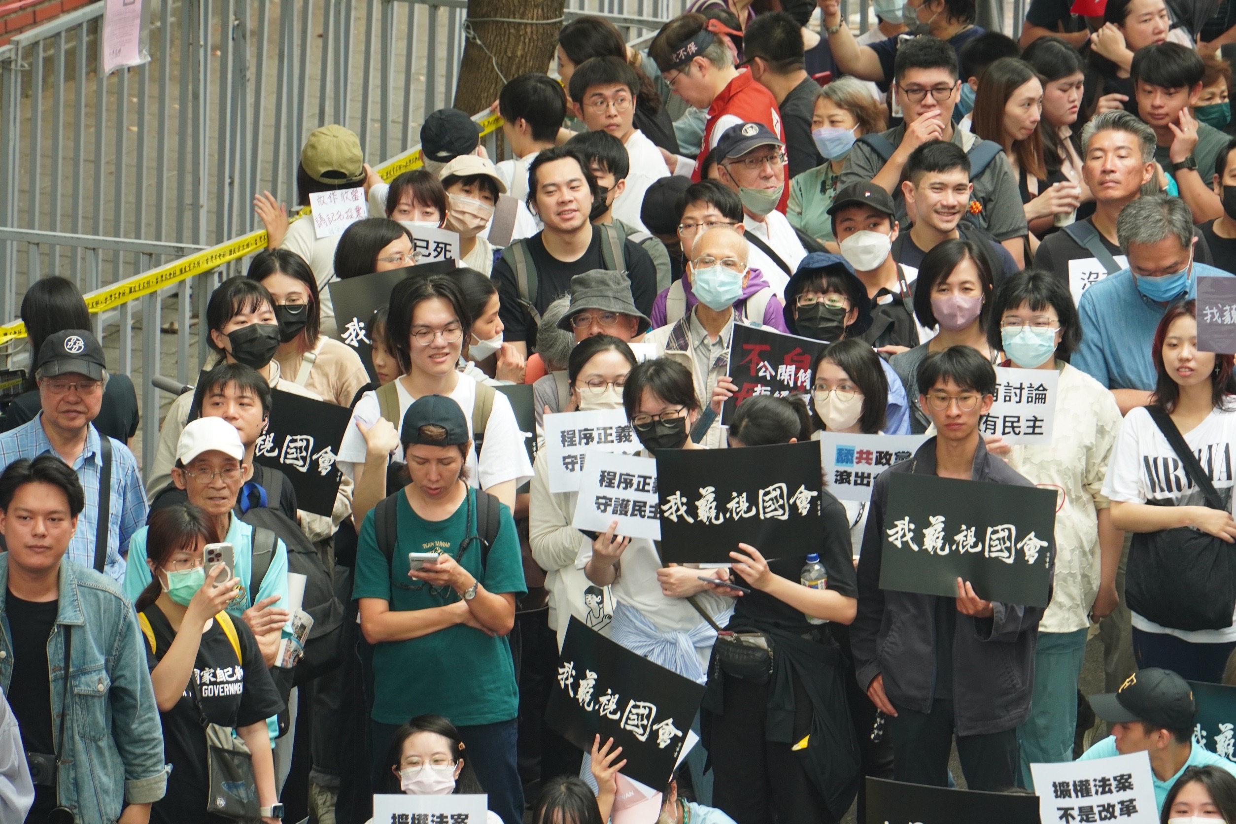 40多個民間團體21日集結到立院抗議,高舉「沒有討論不是民主」、「我藐視國會」等標語。林泊志攝