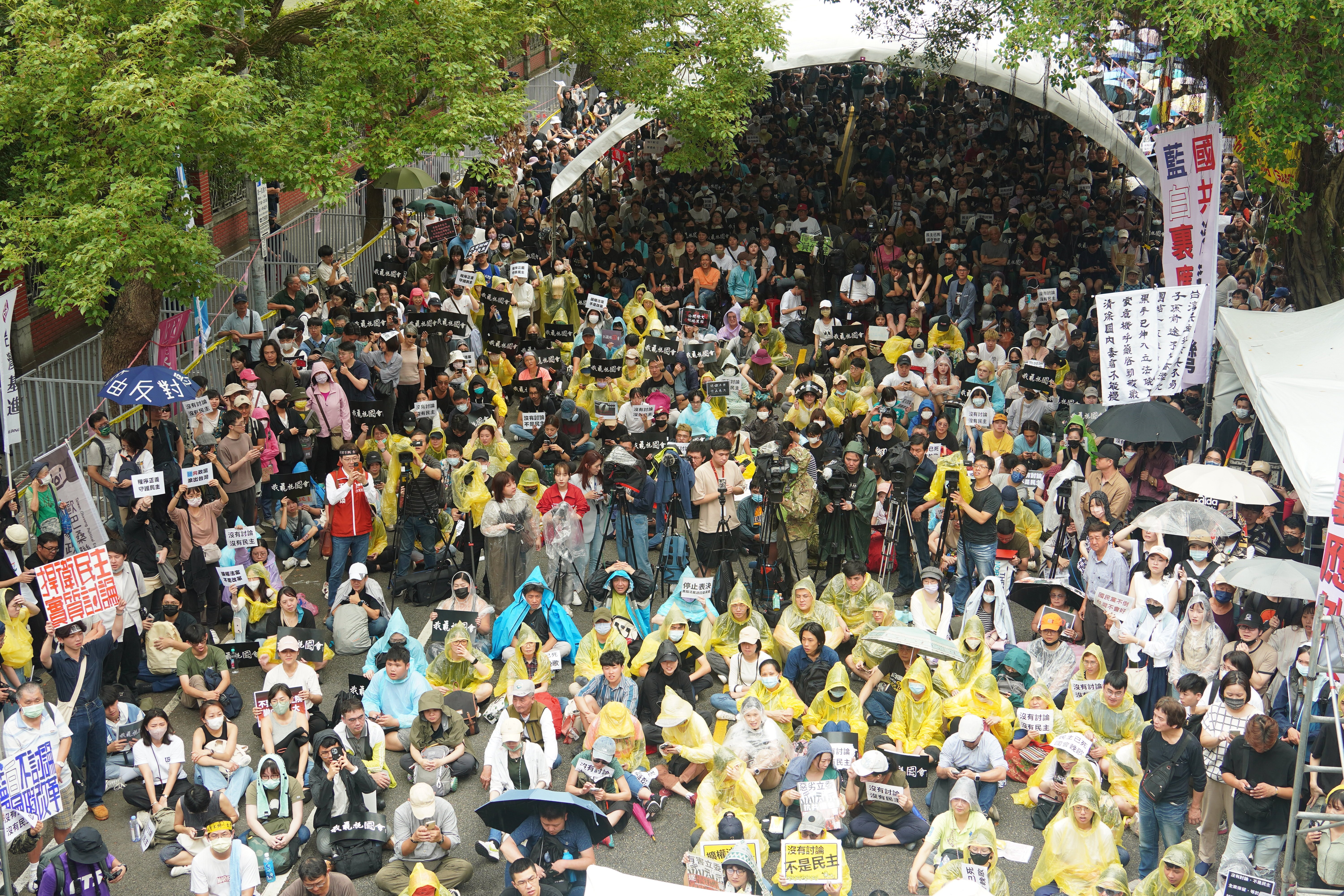 民間團體與小黨齊聚立法院北側的青島東路,人數持續增多,打出「沒有討論不是民主」訴求,要求退回法案實質審查。林泊志攝