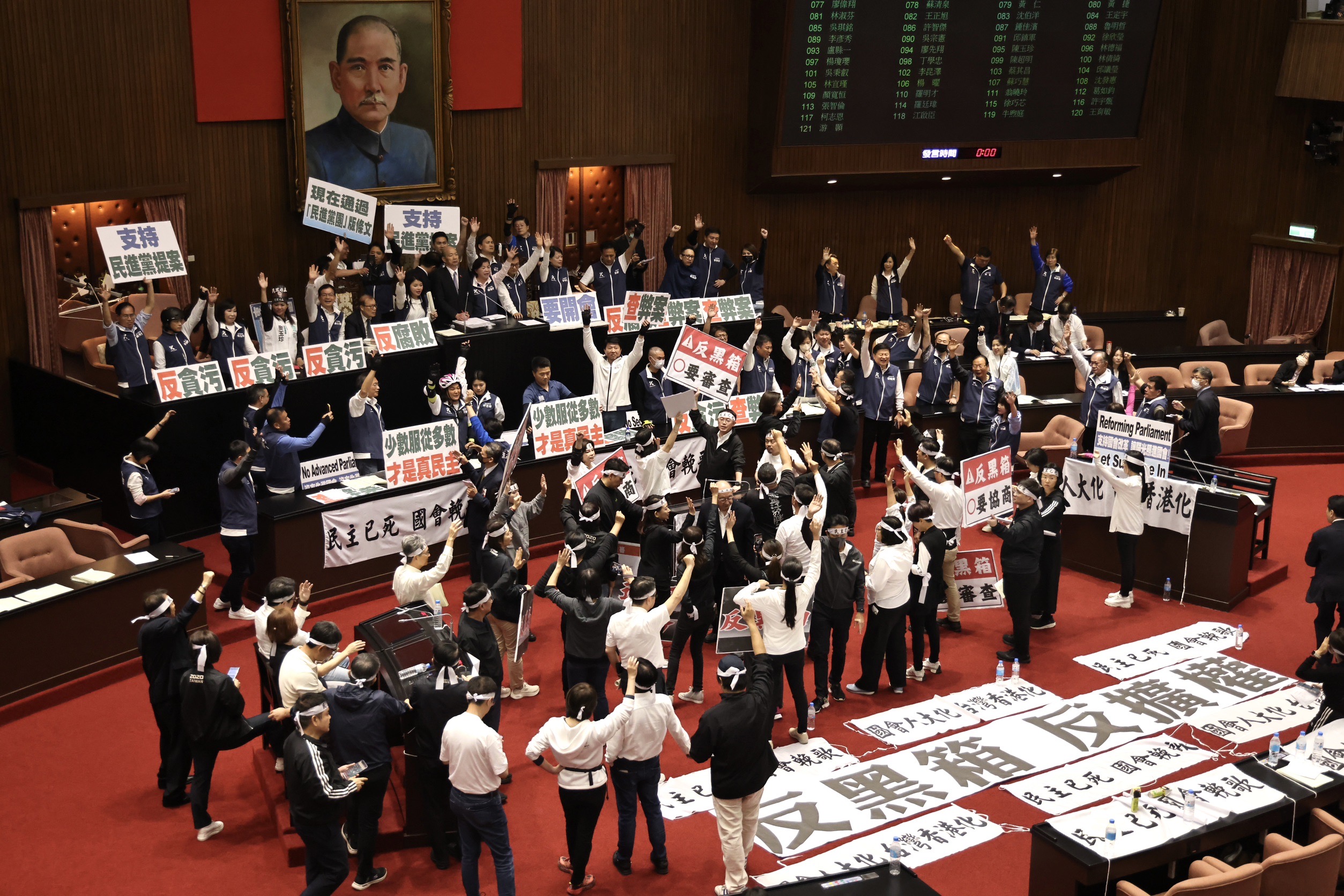 藍綠白三黨立委共同舉手贊成,不訂「國會偽證罪」。林啟弘攝