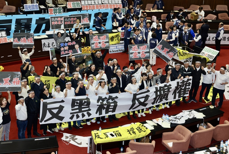 立法院會21日全天審查國會職權修正法案至深夜11時46分左右,立法院長韓國瑜宣布休息散會、改日續審,民進黨籍立委聚在場中齊呼口號要求退回審查,強調反黑箱、反擴權。中央社