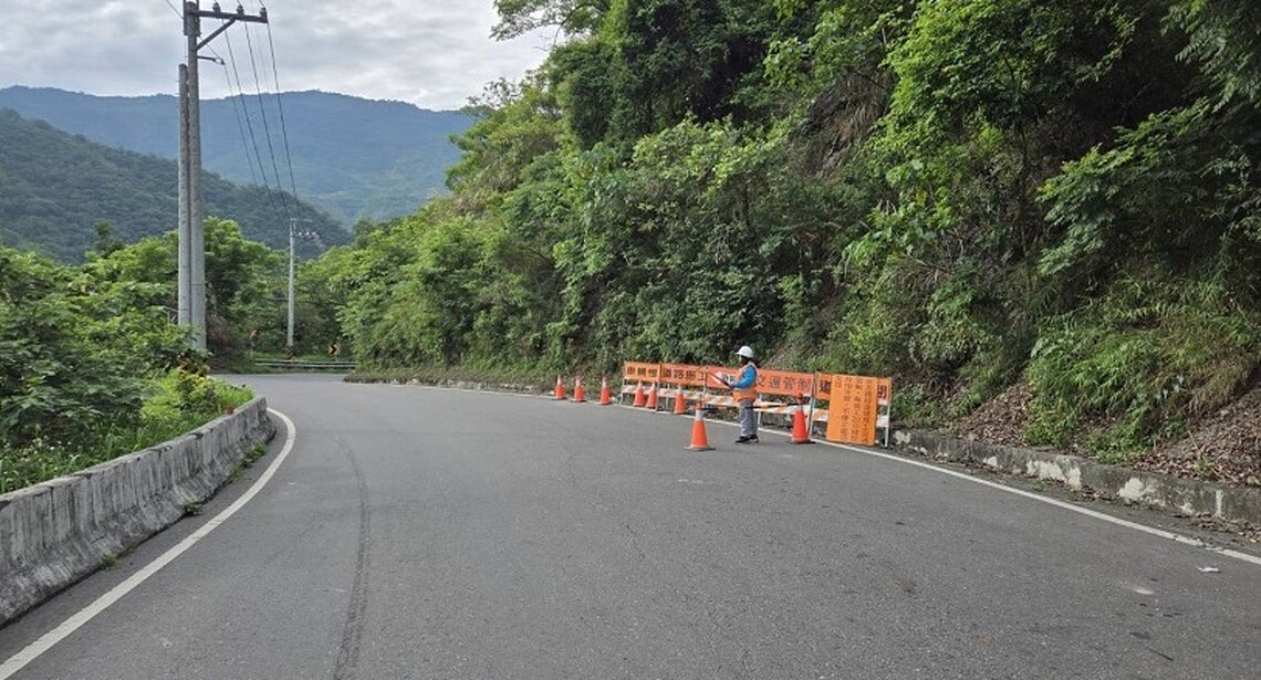 高雄桃源區樂樂路段進行邊坡保護工程 實施雙向交通管制