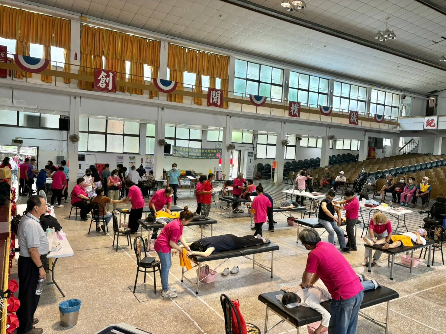 ▲彰化榮家與臺中市廉政包公文化協進會舉辦多元中醫義診活動，讓居民在享受健康檢查的同時，也能體驗到多樣化的社區福利。（記者張溎壕攝）