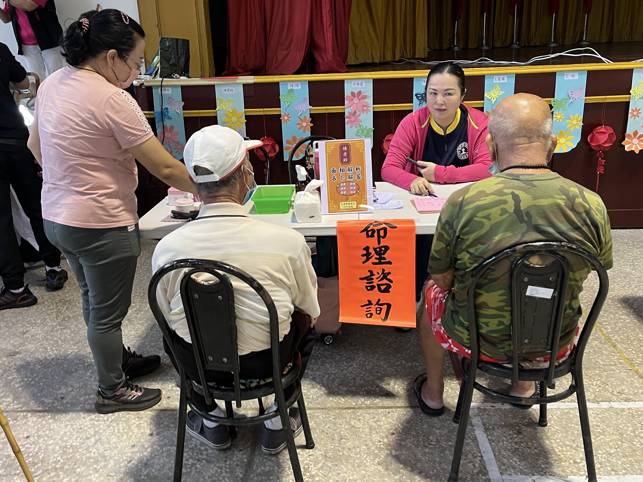 ▲彰化榮家與臺中市廉政包公文化協進會舉辦多元中醫義診活動，讓居民在享受健康檢查的同時，也能體驗到多樣化的社區福利。（記者張溎壕攝）