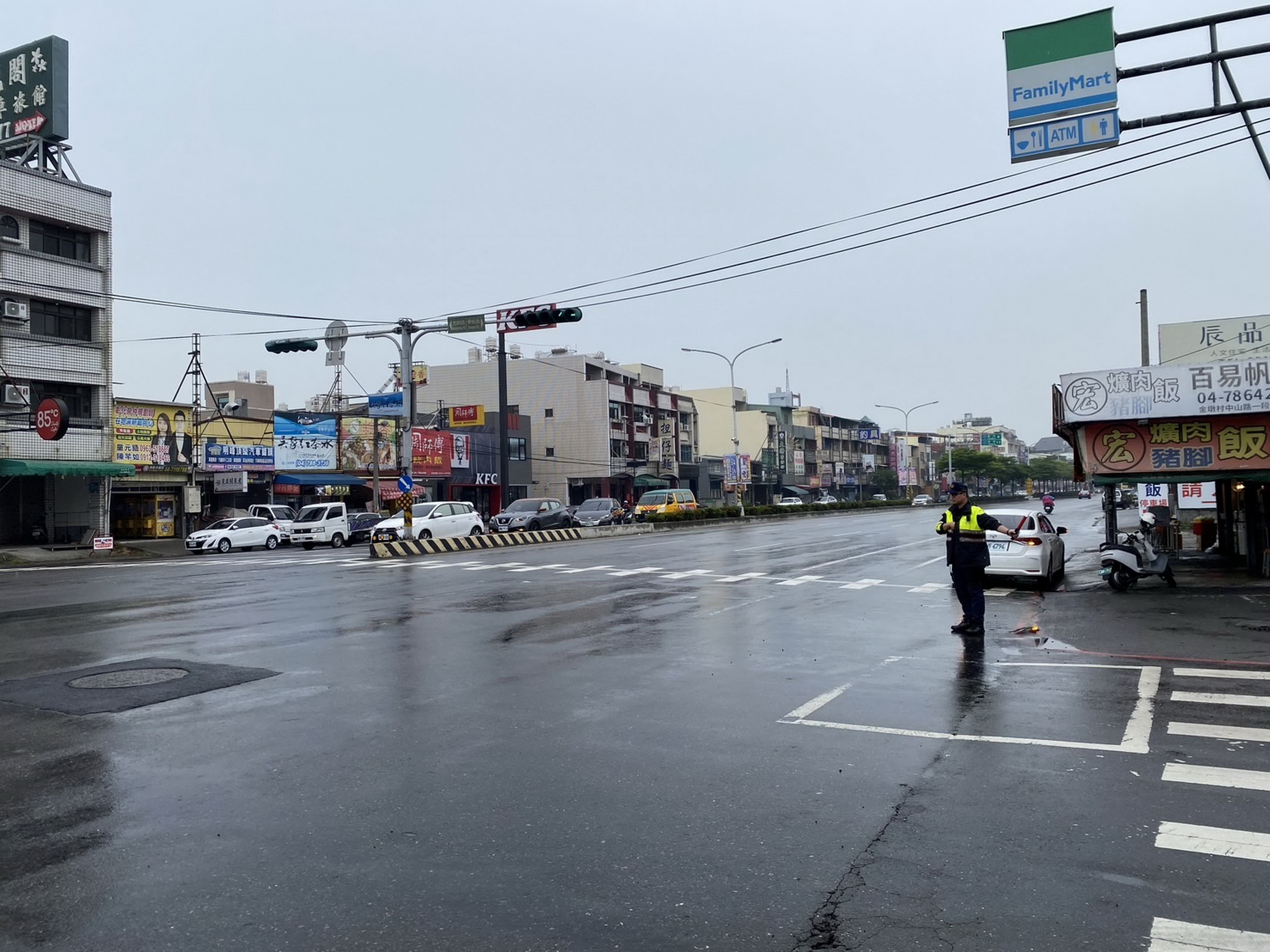 ▲花壇鄉學前路與光明路交會處，因交通號誌秒數調整，導致早上大雨時段交通大塞車。許多上班族與送孩子上學的家長受困車陣，塞車時間長達30分鐘。（記者張溎壕攝）
