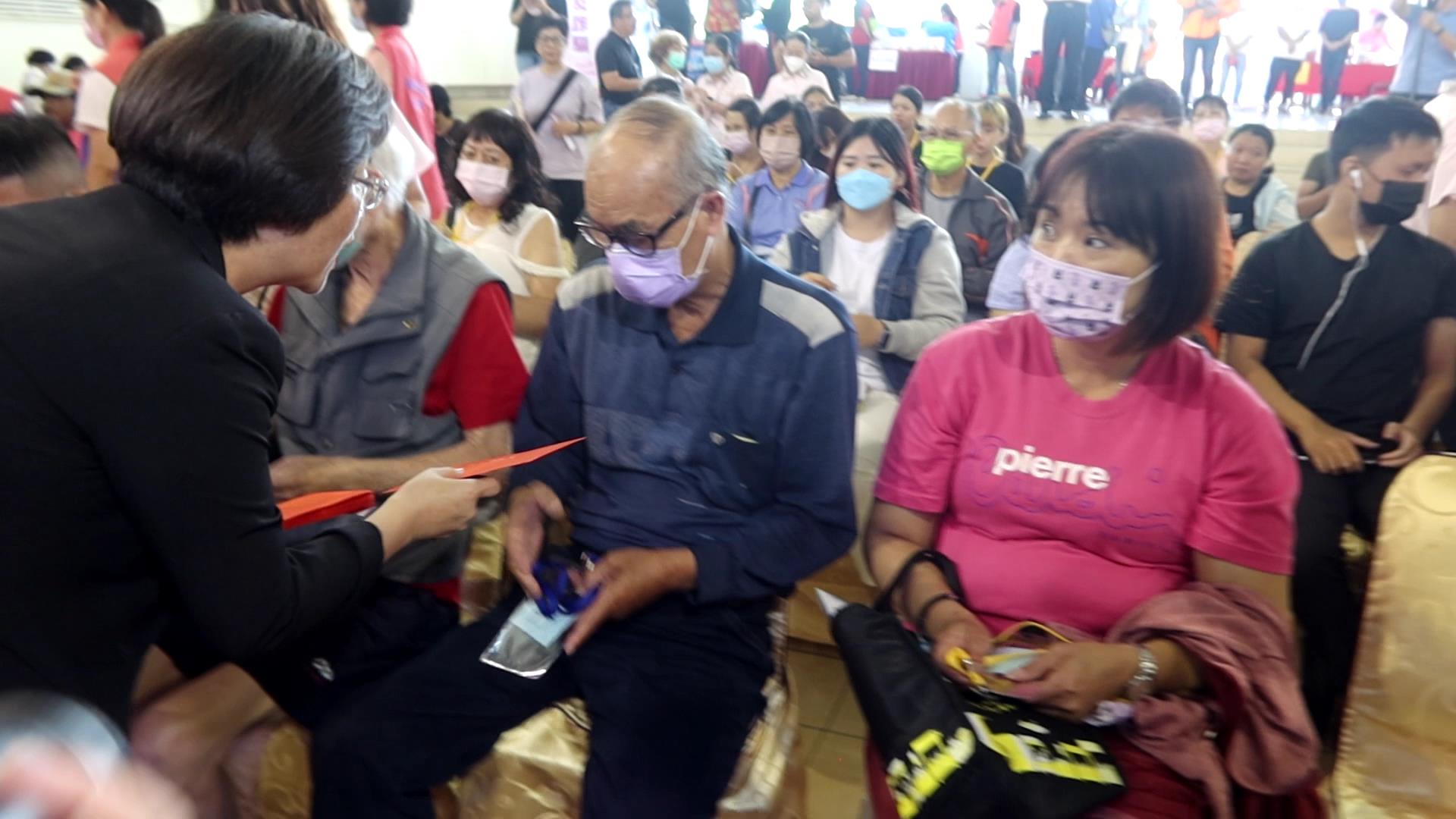 ▲彰化縣政府啟動端午節關懷列車，致贈關懷金、美味肉粽及物資給縣內經濟邊緣戶，也提供義剪、義診，讓民眾感受到端午佳節的溫暖氣氛。（記者張溎壕攝）