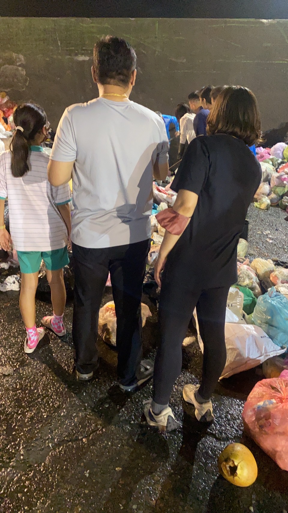 ▲員林市梁小妹妹丟垃圾，不料手機竟然與垃圾一起被不知情的清潔隊帶走，一家人加上清潔隊人員在垃圾堆中翻尋了近1小時，終於將手機找回。（民眾提供）