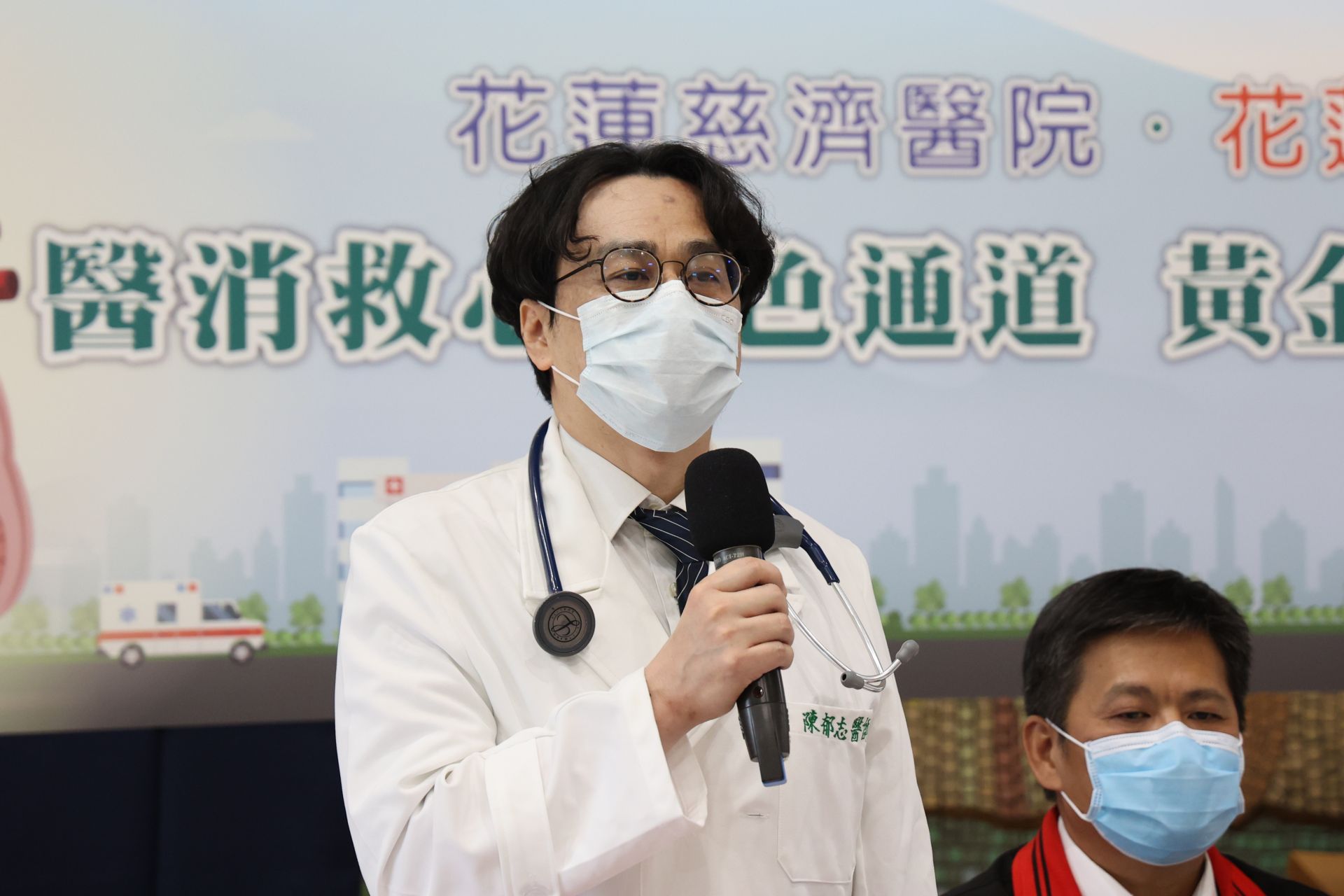 花蓮慈濟醫院心臟內科醫師陳郁志提醒,民眾若出現胸悶,緊緊,吸不到氣的感覺,或是感覺好像有重重的東西壓在胸前,甚至是合併冒冷汗、噁心、想吐,悶痛的位置延伸至手臂、脖子、上腹部、下巴、肩膀,當症狀持續時間超過10分鐘,有高度可能是心肌梗塞,應立即撥打119由救護車送醫。