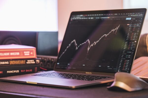 台股在半導體及金融板塊的帶動下,整體表現穩健。儘管面臨政治局勢的不確定性,市場資金流動性及全球產業趨勢將繼續對台股構成支撐。圖/Yorgos Ntrahas