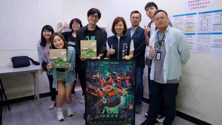 ▲新聞局局長欒治誼(右四)及台中市影視發展基金會執行長(右三)致贈台中在地伴手禮。（台中市新聞局提供）