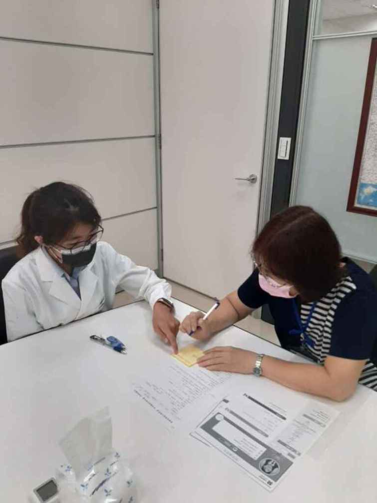 ▲在諮詢師及就服員共同協助及鼓勵之下，走入婚姻與家庭的小雅重拾專業。（中彰投分署提供）