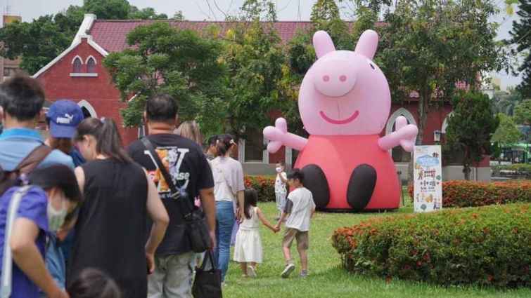 ▲佩佩豬魅力無窮！吸引許多民眾排隊合影。（台中市政府提供）