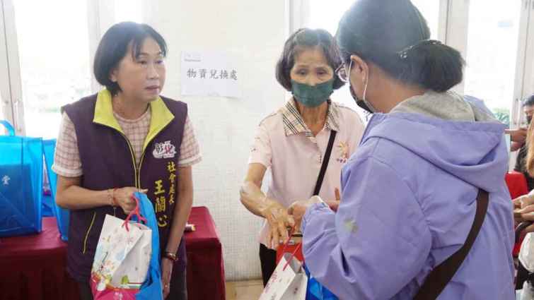 ▲彰化縣政府社會處長王蘭心表示，今天未能到現場領取的民眾，社工將親自送往關懷戶家中，讓民眾感受到端午佳節的溫暖氣氛。（記者林明佑攝）