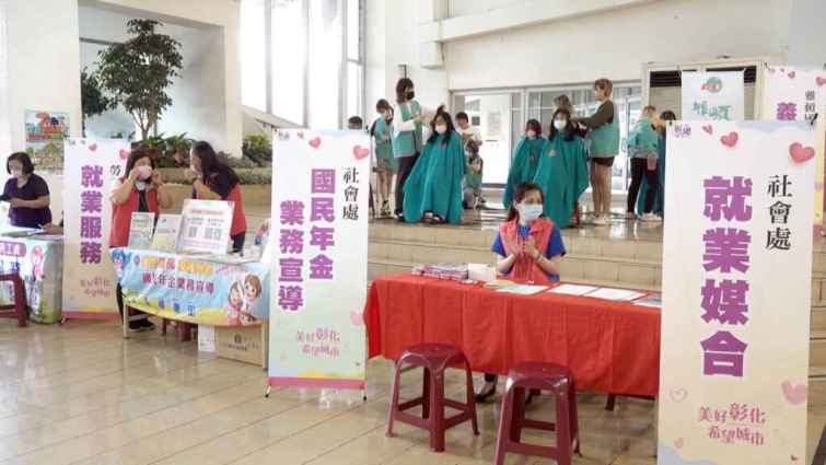 ▲彰化縣「情深意粽 傳愛心中」端午節關懷慰問活動，會場設置宣導攤位。（記者林明佑攝）