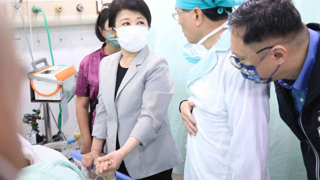 ▲台中捷運今天中午發生一起持刀傷人事件,市長盧秀燕隨即前往林新醫院探視傷患及對家屬表達慰問。(台中市政府提供)
