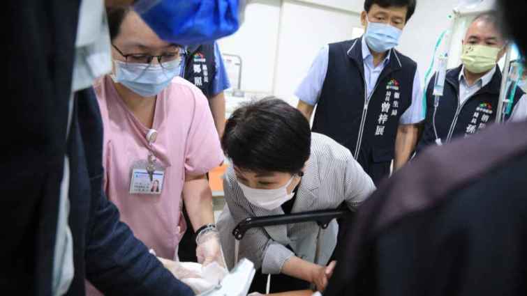 ▲台中捷運今天中午發生一起持刀傷人事件，市長盧秀燕隨即前往林新醫院探視傷患及對家屬表達慰問。（台中市政府提供）
