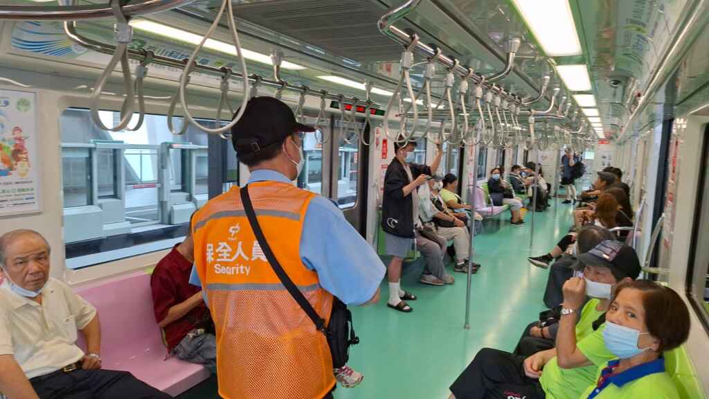 ▲中捷除協請捷警加強巡邏，車站保全即刻起每半小時上車巡視車廂，以提高保警人員在車廂內的出現頻率。 （台中捷運提供）