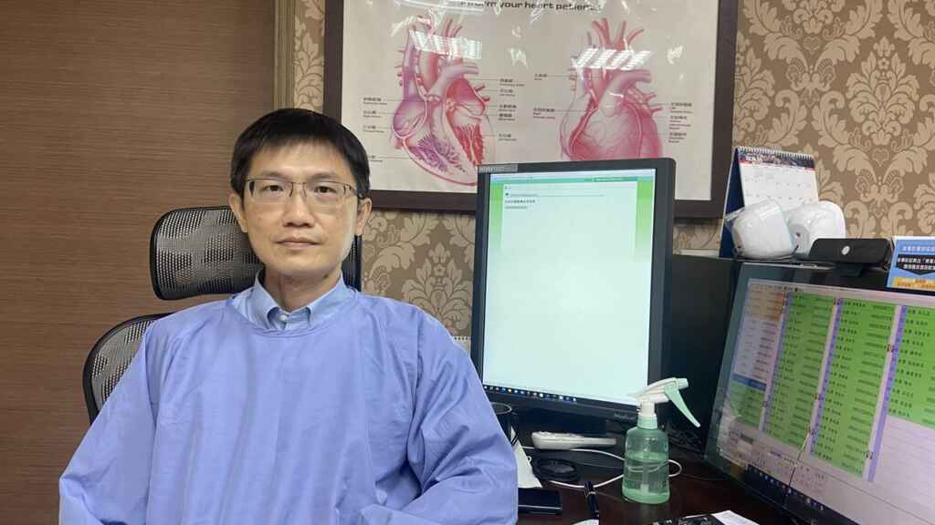 ▲員榮醫院心臟內科郭勋南主任,檢查出中年男子有心臟問題,建議用EECP治療。(員榮醫院提供)