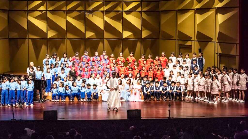 ▲四校孩子們與非非藝術團隊一同演出壓軸曲「讓世界充滿愛」,將滿滿的愛傳遞給現場觀眾。(庭芳慈善關懷協會提供)