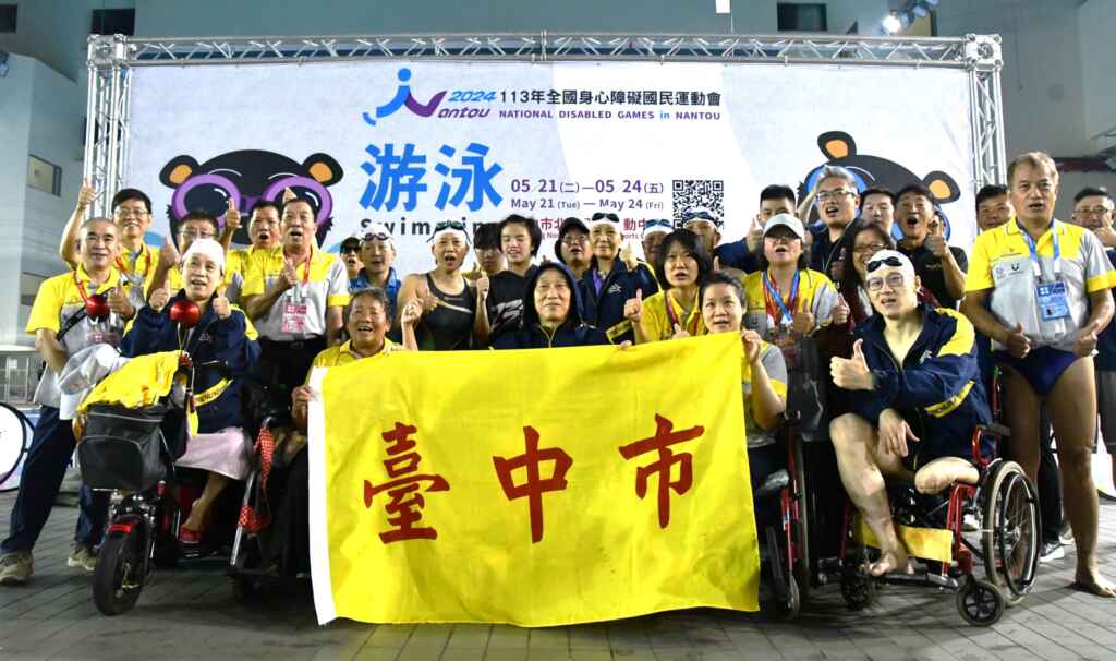 ▲運動局長李昱叡前往全障運遊泳賽場為台中選手加油。(記者廖妙茜翻攝)