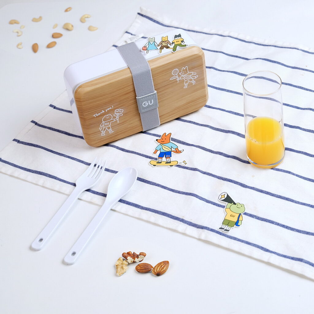 GU「感謝祭」與大人氣插畫家「廖瑞秋」合作,於指定活動期間完成活動辦法或消費滿額,就有機會獲得「GU X 插畫家廖瑞秋設計貼紙組」與「廖瑞秋」設計的限量「GU質感野餐盒」。(*贈品內容不含食物與飲料)