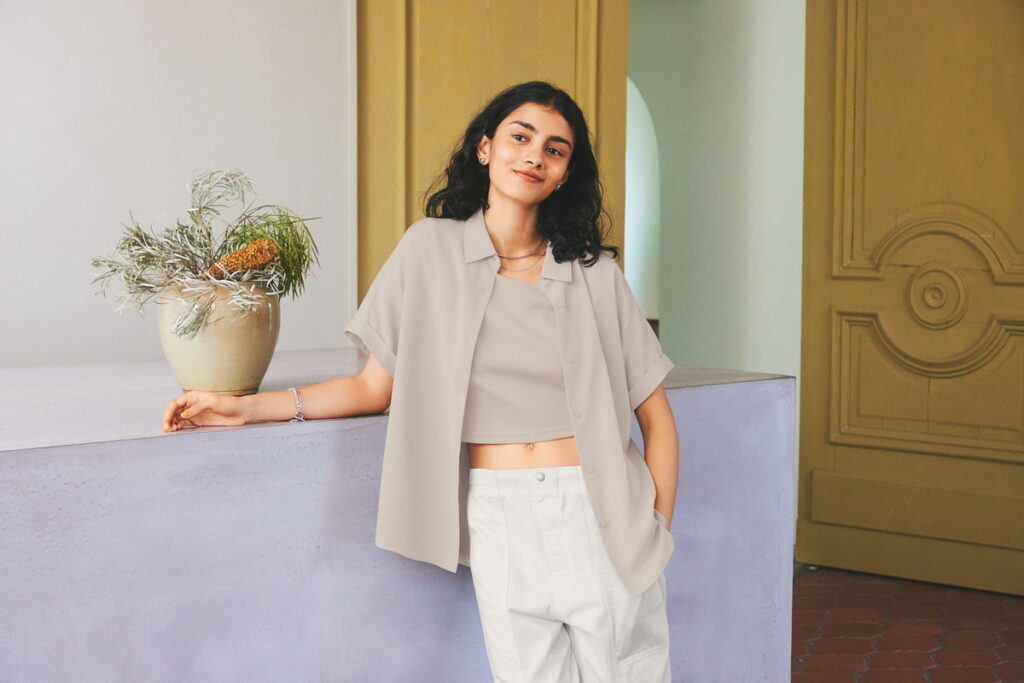 若喜歡層次感穿搭,GU推薦著用「女裝垂墜襯衫」(感謝祭優惠價$350元),選擇同色系的上衣,將襯衫作為層次穿搭點綴。