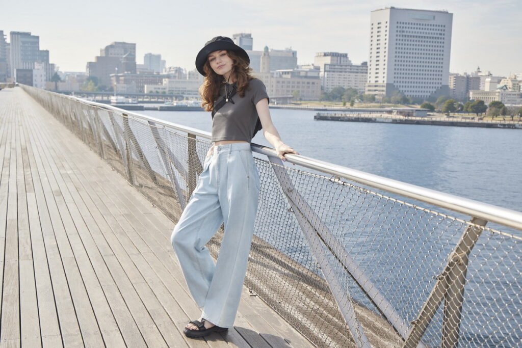 深受女性消費者喜歡的上衣系列推出指定款任兩件折$100元的超值優惠,包含百搭又吸汗快乾的「女裝DRY迷你T恤」,是夏日必備時尚單品。