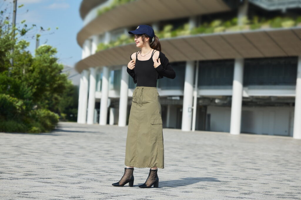 GU「女裝輕型工裝長裙」(感謝祭優惠價$690元)採用輕薄涼感的機能布料搭配直筒修身的版型,在夏天出遊穿上完全不用擔心悶熱不適。